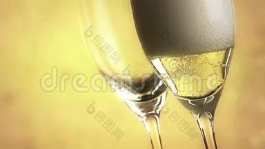在金色的背景下，用金色的气泡填充香槟，节日的概念